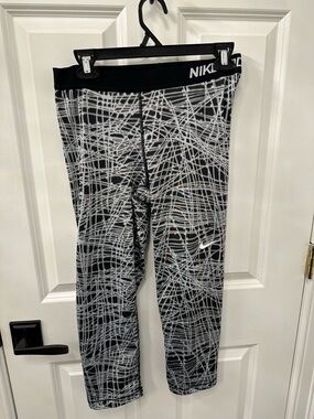 Nike Pro Women’s Cool Tracer 3/4 legging Capris